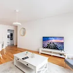 3 Bedroom Flat Close Montmartre