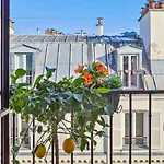 Le Joyeux Dans Les Hauteurs De Montmartre