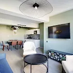 Pick A Flat\'S Apartments In In Parc Des Buttes Chaumonts - Rue Edouard Pailleron