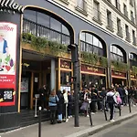 Métro Pigalle,Garçonnière 25 m2, 3 per, cabarets théâtres,restaurants,tout confort