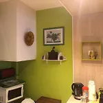 Métro Pigalle,Garçonnière 25 m2, 3 per, cabarets théâtres,restaurants,tout confort