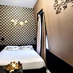 Cosy & Chic - Eiffel Tower