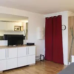 Bright Apartment - Near Garden