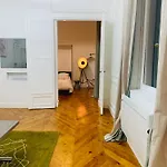 2 Bedrooms - Paris Centre - Champs Elysees