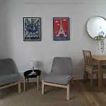 Paris Oasis: One Bedroom Studio For Two Next To The Eiffel Tower