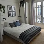 Paris Oasis: One Bedroom Studio For Two Next To The Eiffel Tower