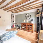 Central Parisian-Style Studio Apart - Sentier