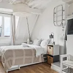 Flat Near Le Louvre