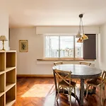 Eiffel Tower & Champs-Elysees - 2Br With Balcony - Cityapartmentstay