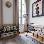 Paris Center - Stylish Apt In Le Marais, 4Pax