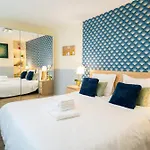 Beautiful Yellow Apartment Near Marais And Bastille