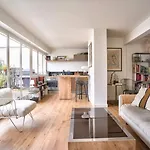 Guestready - Apt Confortable Avec Terrasse Au 18E