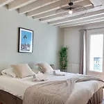 Unique Authentic Apartment In Le Marais