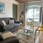 Unique Authentic Apartment In Le Marais