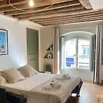 Unique Authentic Apartment In Le Marais