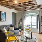 Unique Authentic Apartment In Le Marais