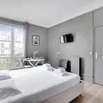 Light-Filled Suite Near Gare De L\'Est