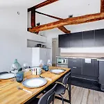 124-Luminous Apartment Near Republique