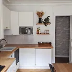 Appartement Typiquement Parisien Proche De Gare Du Nord