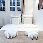 Stylish Studio In Le Marais