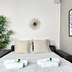 Chic Paris Studio Eiffel Tower Proximity