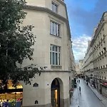 Parisian Mona Lisa Apartment - Heart Of Paris