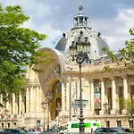 Renovated Champs-Elysees Retreat