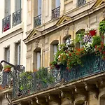 Renovated Champs-Elysees Retreat