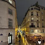 Parisian Mona Lisa Apartment - Heart Of Paris