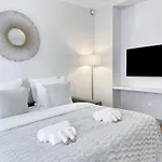 Luxembourg Garden Family Flat Delight