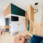Montmartre Marvel! Designer Apartment Near Metro