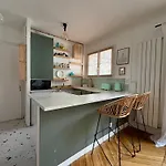 Au Pied De Montmartre