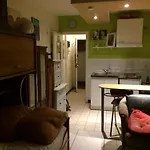 Métro Pigalle,Garçonnière 25 m2, 3 per, cabarets théâtres,restaurants,tout confort