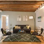 Appartamento di 78 m² con 3 camera(e) e 1 bagno(i) privato(i) in zona 8° - Champs Elysees