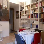 Appartment Near Louvre, Central