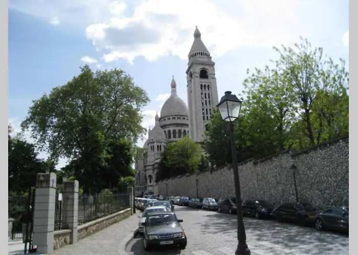 Charming Apartment In Montmartre