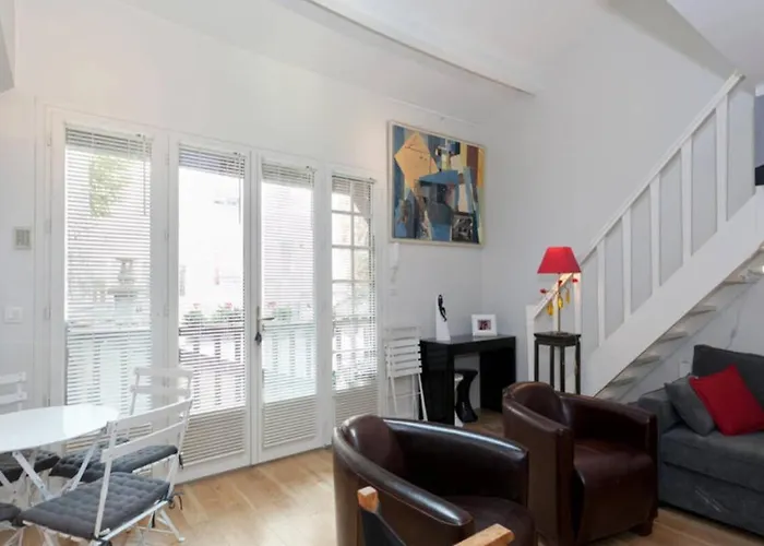 Beautiful 1 Bedroom Home In Paris