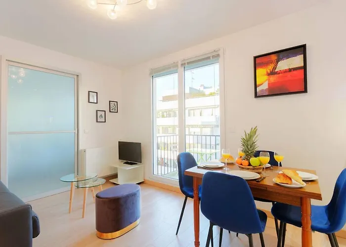 Balcony & Eiffel Tower View City Apartment