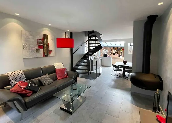 Charming Townhouse With Garden In The City Of Love