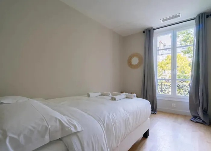 Stylish 2 Bedroom Apartment In Paris