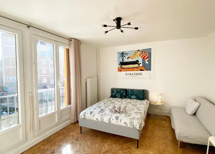 Paris: Agreable Chambre D\'Un Grand Artiste