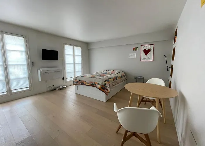 Superbe Studio Avec Balcon, Situe Entre 6E Et 7E !