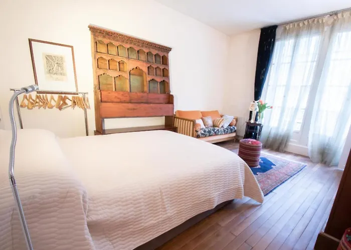 Spacious 50 M Cocoon In The Heart Of Paris 17Th