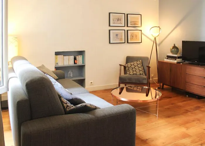 Bright 40 M Apartment In Paris 17Th District