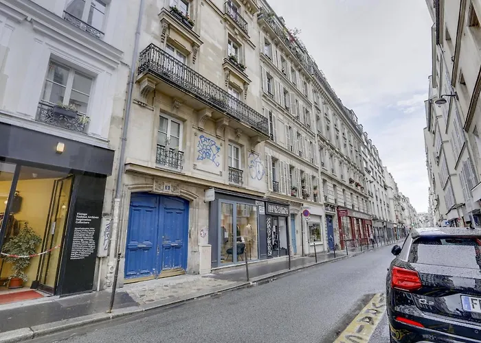Spacious Bright Split Level Flat In The Fashionable Marais