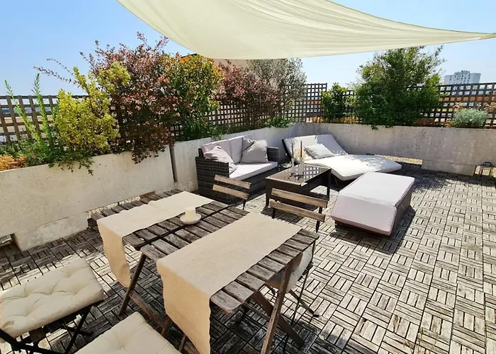 Cosy Flat 60M2 - Beautiful Large Rooftop - Near Metro And Train Station - Free Secure Car Parking