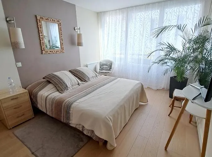 Guest Room In Loft House In Nation Home Stay