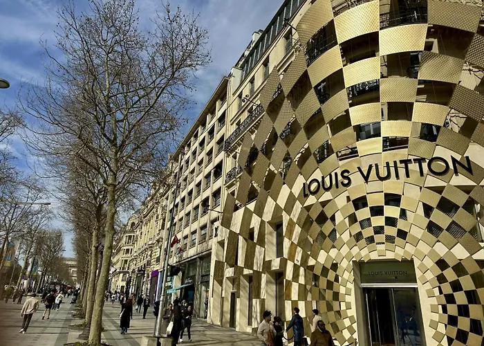Au Coeur De L\'Avenue Des Champs-Elysees / Arc De Triomphe