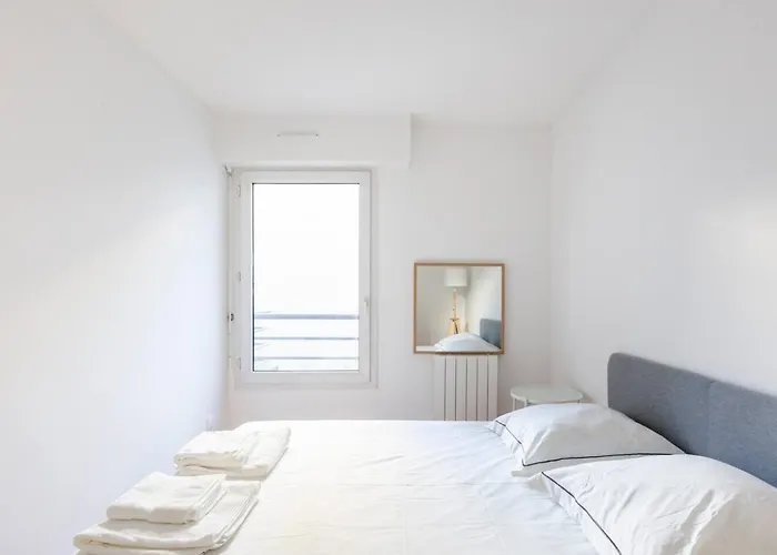 3 Bedroom Flat Close Montmartre