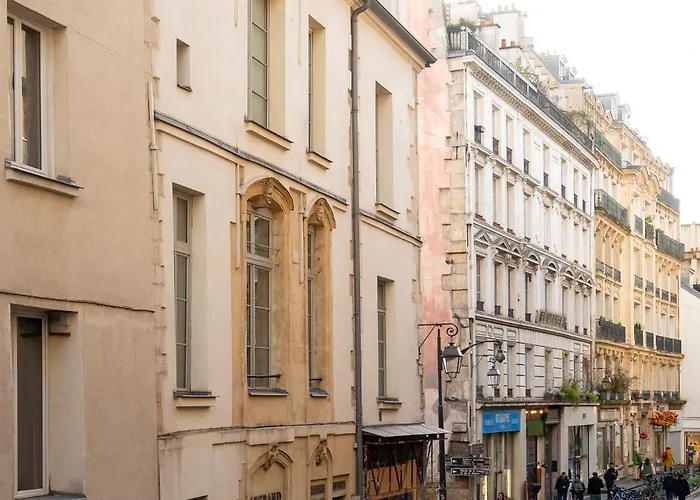 Central Apartment In The Heart Of The Marais With Air Conditioning
